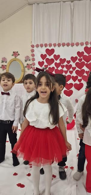 Kiçiklər böyükləri belə təbrik etdi