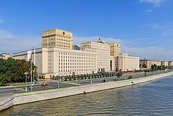 Moscow_Frunzenskaya_Embankment_at_Pushkinsky_Bridge_08-2016